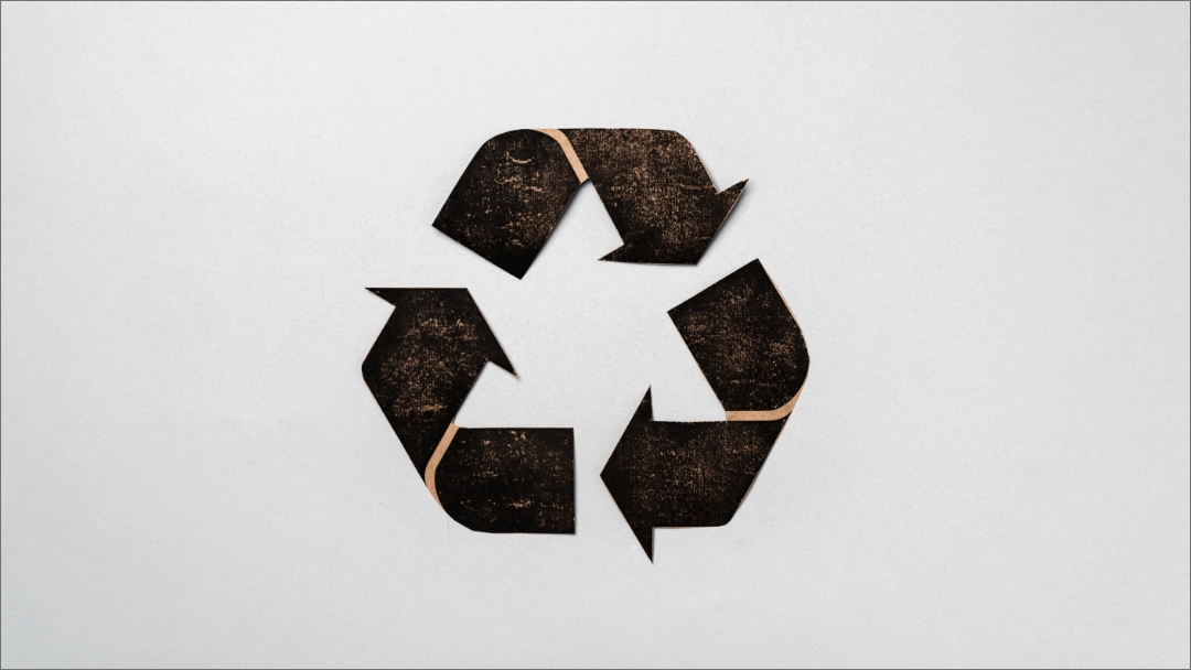 Cover articolo con simbolo del riciclaggio